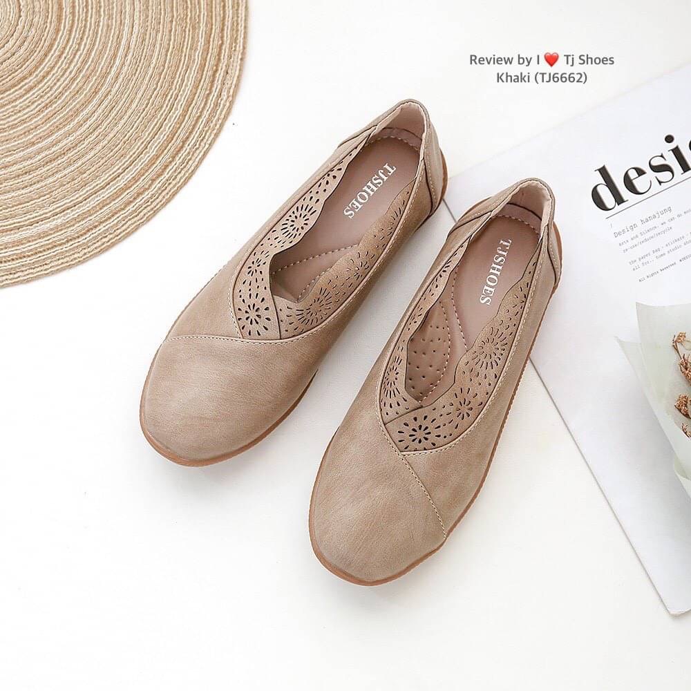 พร้อมส่งรองเท้าเพื่อสุขภาพ ที่ทั่งเกร๋ทั้งน่ารักสุดๆ รองเท้ารุ่นนี้เป็นงานสั่งทำพิเศษ หนังนิ้มนิ่ม มีรูระบายอากาศใส่แล้วเท้าไม่อับ น้ำหนักเบา ใส่นุ่มเดินทั้งวันได้สบายมากๆ ส้นยางเกรดพรีเมี่ยมอย่างดี แมทกับชุดอะไรก็เกร๋ เป็นรุ่นแนะนำ ซื้อไปรับรองไม่ผิดหวัง