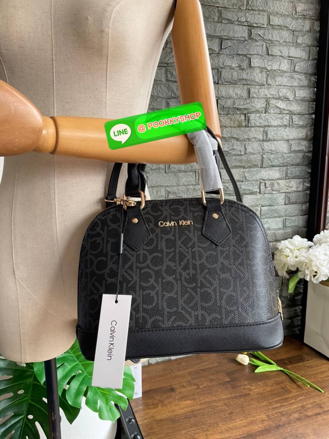 🚚 พร้อมส่ง 🚚 New arrival !! Calvin Klein Dome Mini Bag ( ขนาด 10” ) 💋สวยเก๋ ก่อนใครแน่นอนค่ะ ตามคำเรียกร้อง สวยหรูดูดีมาก สีสวยน่ารัก กระเป๋าสะพายแบบครอสบอดี้ ขนาดมินิ เป็นรุ่นที่ได้รับความนิยม แข็งแรงทนทาน จึงครองใจใครหลายคน วัสดุ