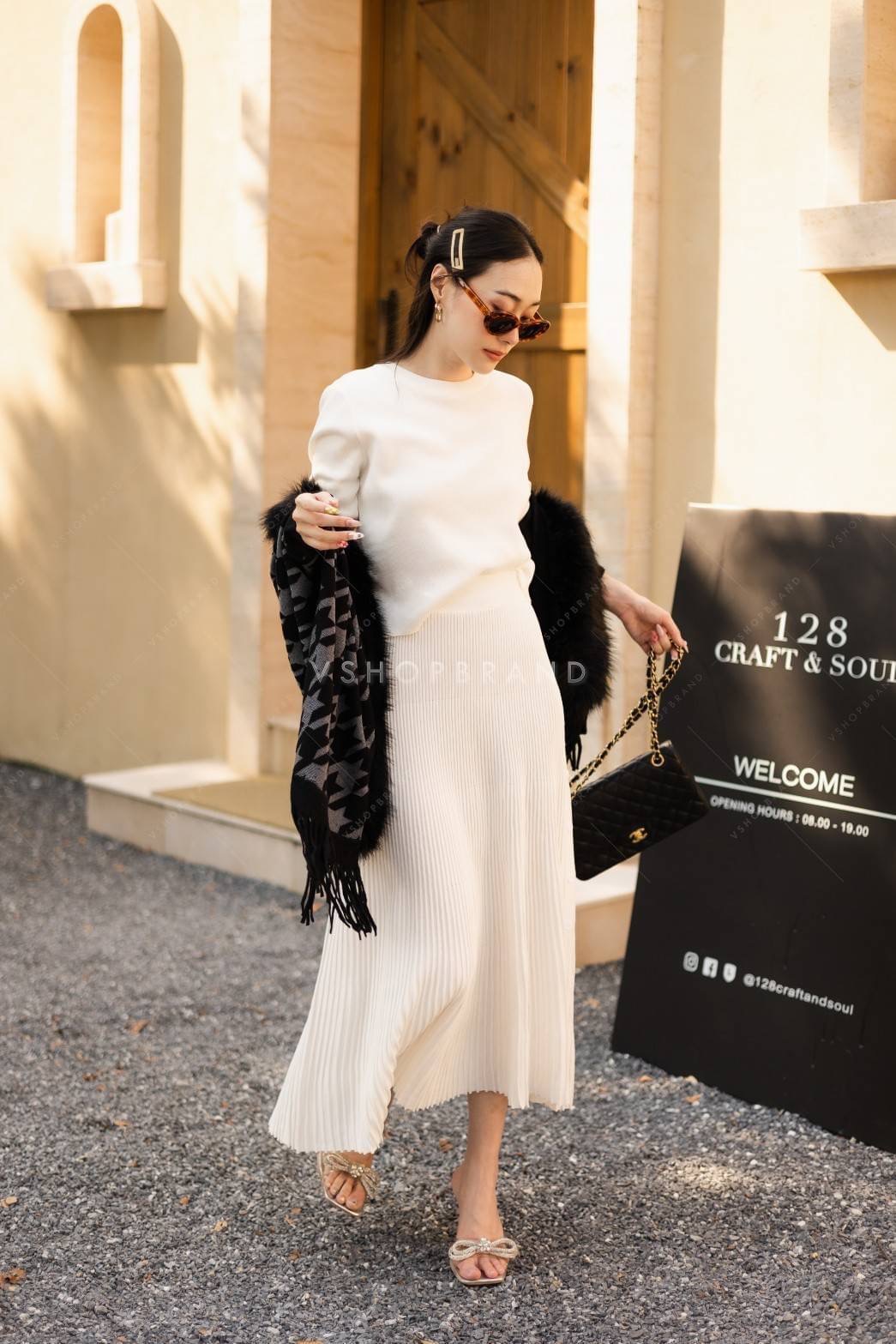 เสื้อคลุมแขนยาวลายชิโน แต่งขนเฟอช่วงคอ ช่วงปลายแต่งพู่ งานสวยแพงให้ลุคมาดามสาวท่านหนึ่ง ผ้าคลุมนิ่มเวอร์ ใส่สบาย รีบจับจองเป็นเจ้าของได้เลยจร้า