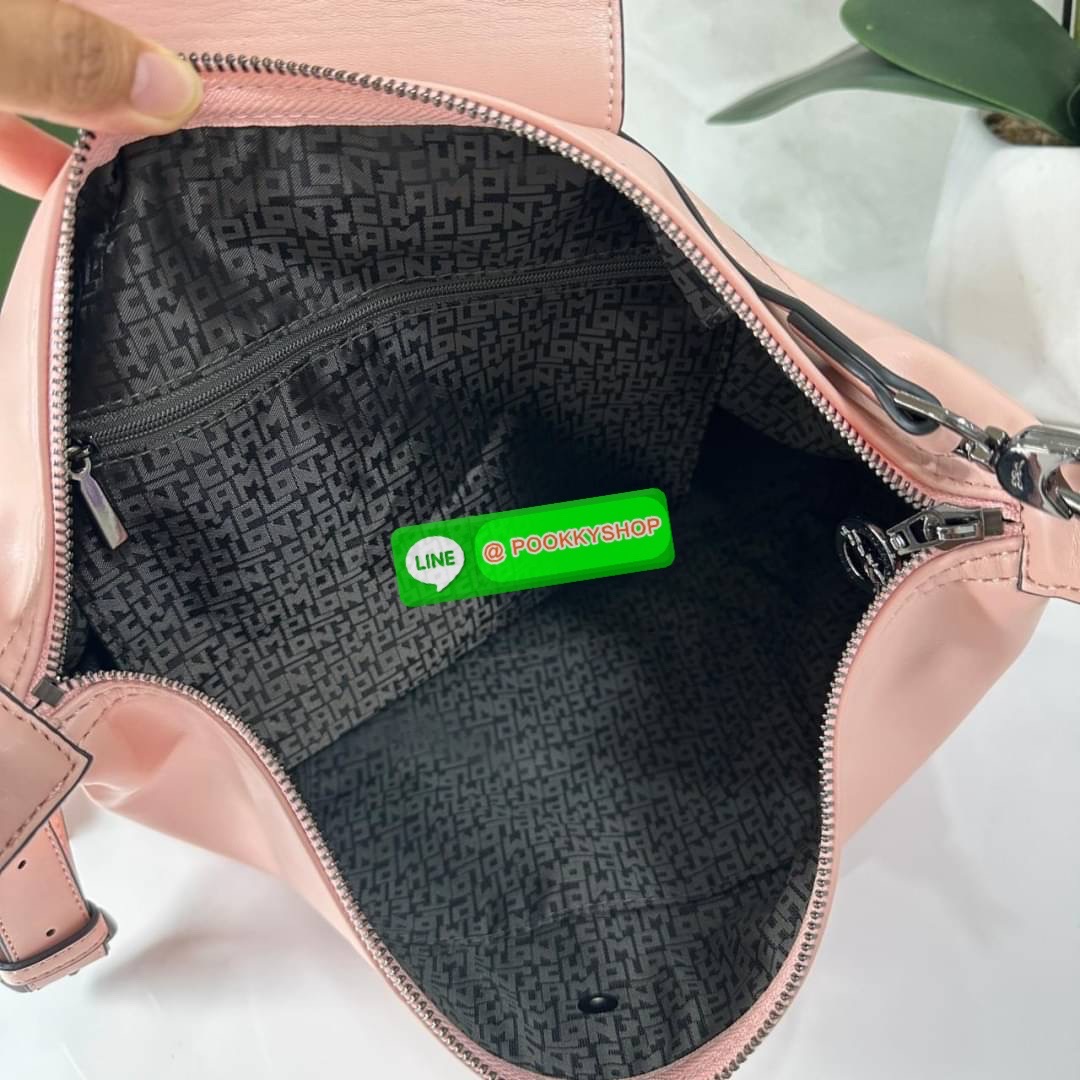 LONGCHAM LE PLIAGE XTRA Hobo bag M กระเป๋าสะพายไหล่ HOBO ออกแบบเพื่อให้ดูเรียบหรูหรา มีความสง่า รูปทรงเก๋ไก๋ วัสดุหนังแกะนิ่มมือ สายสะพายไหล่ปรับระดับได้และถอดออกถือได้ เปิด- ปิด ด้วย ซิป ภายใน ช่องโล่งกว้าง มีช่องซิปแยก ใบใหญ่สามารถใส่ของได้เยอะคะ