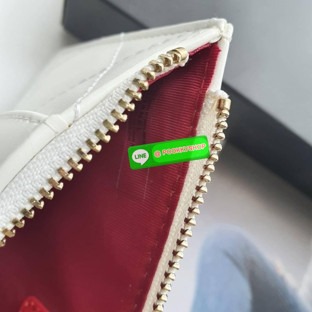 พร้อมส่งแล้วค่ะ ❤️🤍 พร้อมส่งที่ไทยค่าา กระเป๋าสตางค์รับทรัพย์ แนะนำรุ่นนี้เลยคะ งานกิ้ฟ กระเป๋าสตางค์ทรงสวย สะดุดตา หนังสัมผัสลายด้าน จากแบรนด์ CHANEL ด้านหน้ามีโลโก้แบรนด์ CC สีทองหรู มีช่องซิปยาว ใส่ธนบัตร ด้านหน้าใส่มือถือขนาดเท่า NOTE10