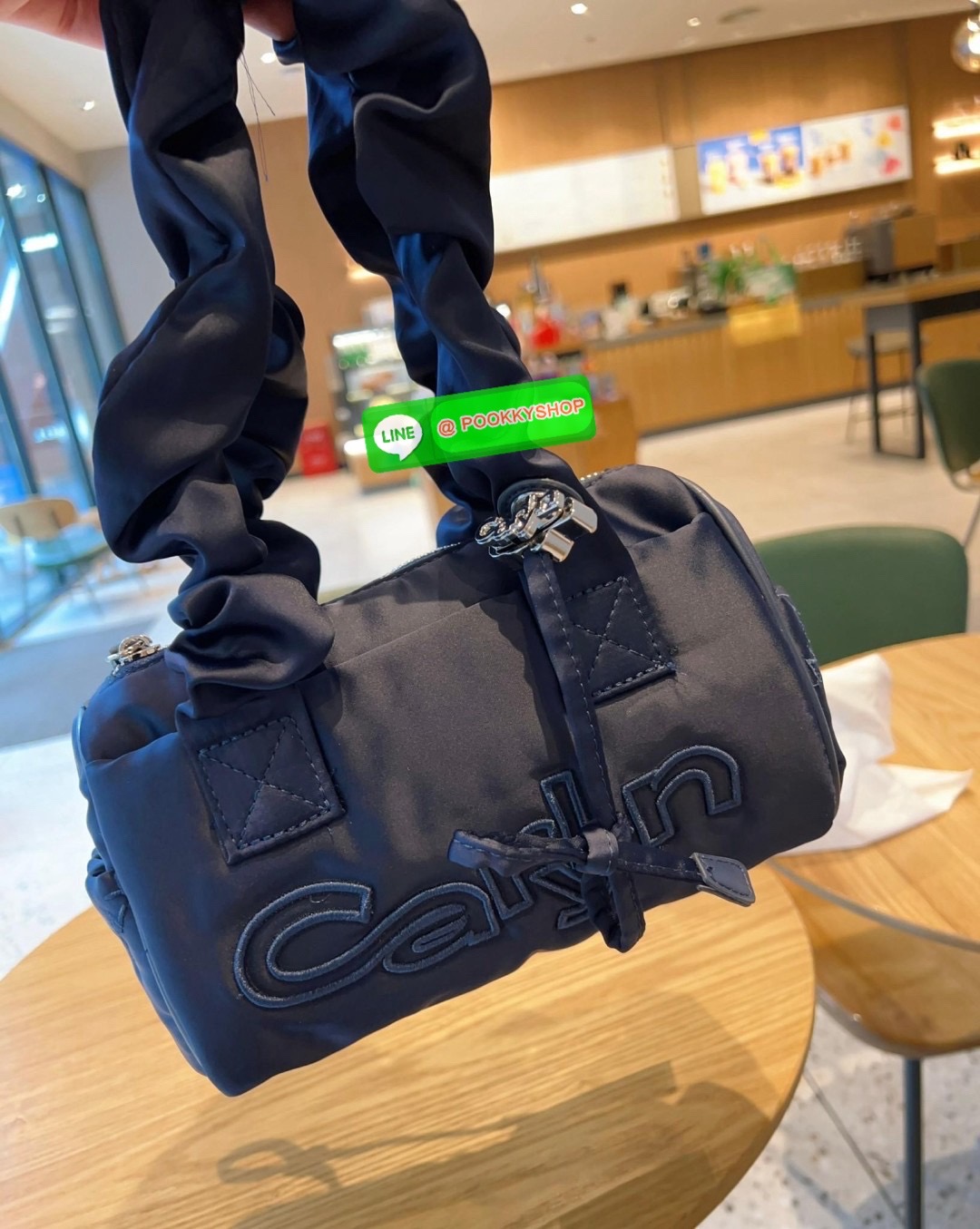 NEW ARRIVAL! น้องใหม่ล่าสุด มีความน่ารักไม่ไหวค่าสาวๆ CARLYN TIA MINI BAG พร้อมส่ง! สุดคิ้วท์ไปกับน้องสไตล์สายเกากันค่า ด้วยดีไซด์ใหม่ วัสดุไนล่อนอย่างดี ปักลายแบรนด์ทั้งใบสวยงาม