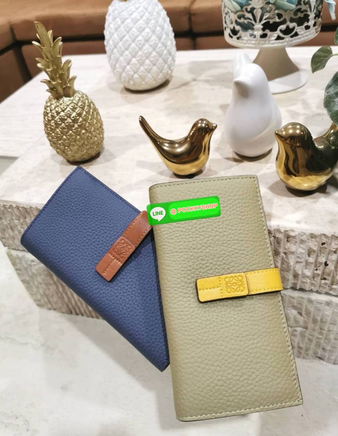 ✴️Don't Miss!✴️NEW! LOEWE LONG WALLET BAG VIP GIFT WITH PURCHASE-GWP กระเป๋าพรีเมี่ยมกิ๊ฟ Limited จาก LOEWE DUTYFREE COUNTER วัสดุหนังแท้เทคเจอร์สวยอยู่ทรงปั้มโลโก้แบรนด์ด้านหน้าเปิดปิดด้วยกระดุม ภายในมีช่องใส่ธนบัตรหลายช่อง ช่องหลักสาม