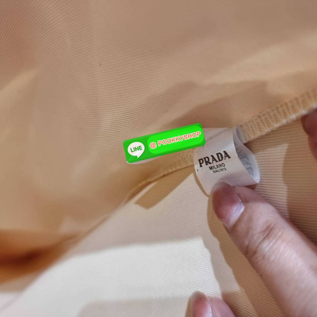 PRADA RAFFIA TOTE BAG สวยไม่ซ้ำใคร สไตล์บีช เหมาะมากกับการสะพายไปเที่ยวทะเล หรือจะใช้ในวันสบายๆก็ตอบโจทย์ กับกระเป๋าสะพายสานใบใหญ่ ตัวกระเป๋าเป็นวัสดุสังเคราห์จากธรรมชาติ สานทอเต็มใบออกมาเป็นลวดลายสวยงาม มีกระเป๋าซับในให้ สำหรับใส่ของเป็นสัดส่วน และรูดปาก