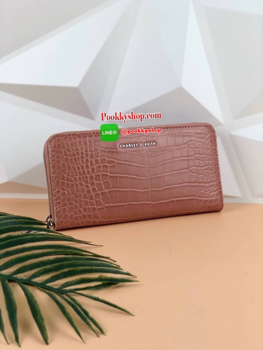 CHARLES & KEITH CROC-EFFECT MINI LONG WALLET กระเป๋าเงินใบยาวซิปรอบ ตัวหนังกระเป๋าพิมพ์ลายจรเข้ (croc) ด้านนหน้าปั๊มแบรนด์ เปิดปิดแบบซิปรอบ ก้านในจุบัตรได้ถึง 12 ใบ มีช่องซิปใส่เหรียญตรงกลาง จุบัตรจุแบงค์ สามารถใส่ iPhone plus ได้ค่า มีใบเดียวใช้ออกไปซื้อ