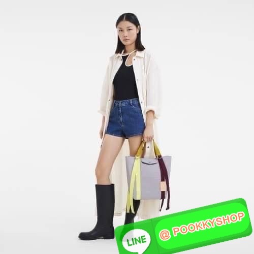 💕LONGCHAMP LE PLIAGE RE-PLAY Tote bag S เป็นอีกรุ่นที่น่าสนใจในการออกแบบ กระเป๋าโท้ทแนวตั้งที่กว้างขวางมีน้ำหนักเบา ใช้งานได้จริง ปิดด้วยกระดุมแป๊กและสามารถถือด้วยมือ สะพายไหล่ และสะพายข้างลำตัว Le Pliage Re-Play เวอร์ชันใหม่นี้ยังคงเติมชีวิตชีวา