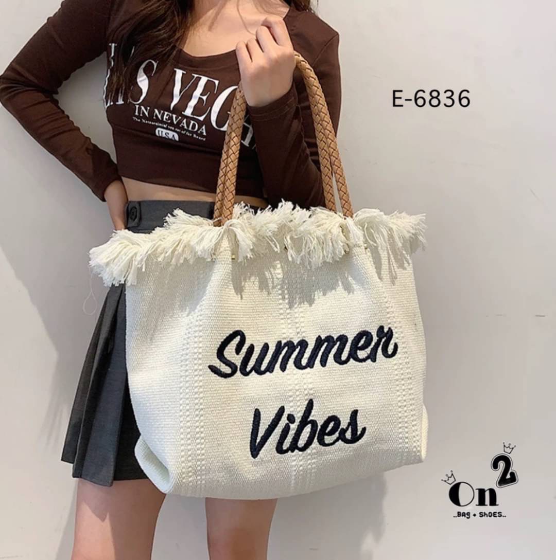 กระเป๋าสะพายแฟชั่นทรงชอปปิ้ง แต่งขอบปล่อยพู่ดูเก๋ ใบใหญ่ใช้งานง่าย จุของได้เยอะเลยค่ะ พร้อมส่งน้า