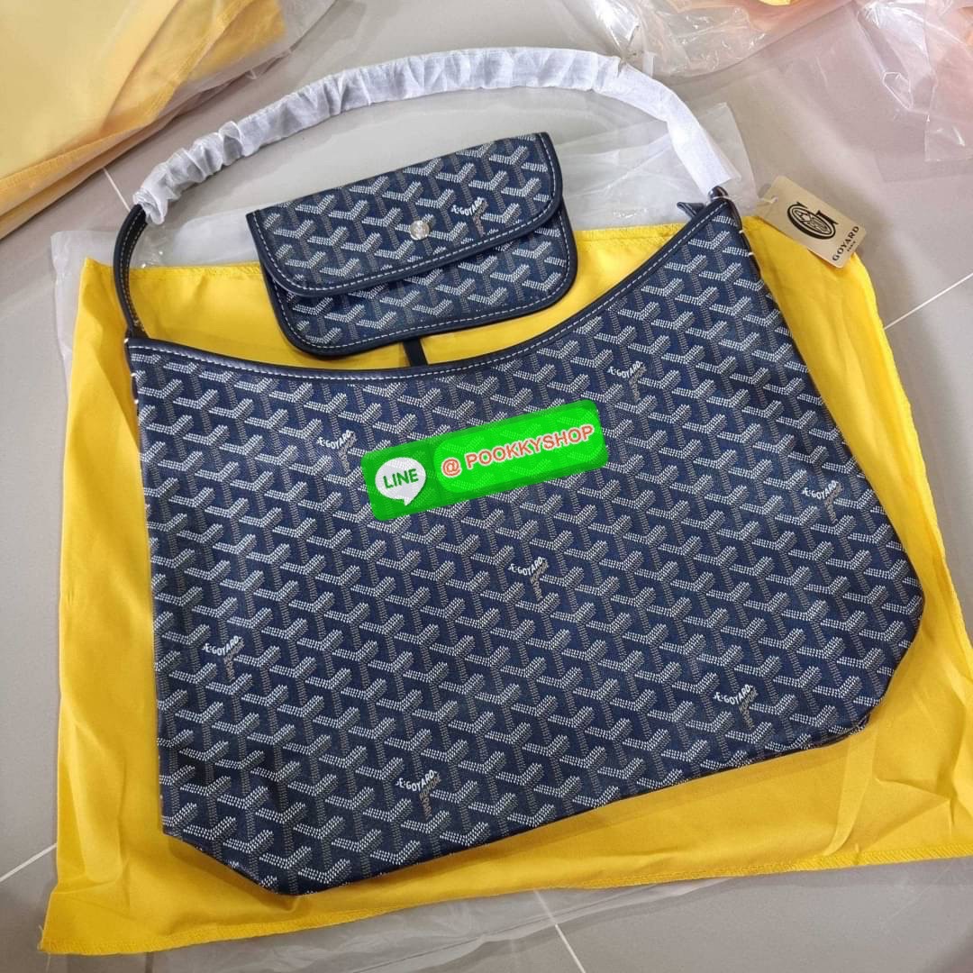 GOYARD BOHEME HOBO BAG ใหม่สุดคุ้ม กับกระเป๋าสะพายทรงโฮโบ ใบใหญ่จุใจ!! มาครบสีขายดี เลิศทุกสี รูปทรงคลาสสิค ดีไซน์เป็นเอกลักษณ์ วัสดุหนังแคนวาสพิมพ์ลายสวยคม ปากกระเป๋ามีซิปเปิด-ปิดกันของหล่นได้ ภายในโล่งกว้างมาก มาพร้อมสายคล้องในตัว ทนทาน สะพายสวยๆได้ทุกว