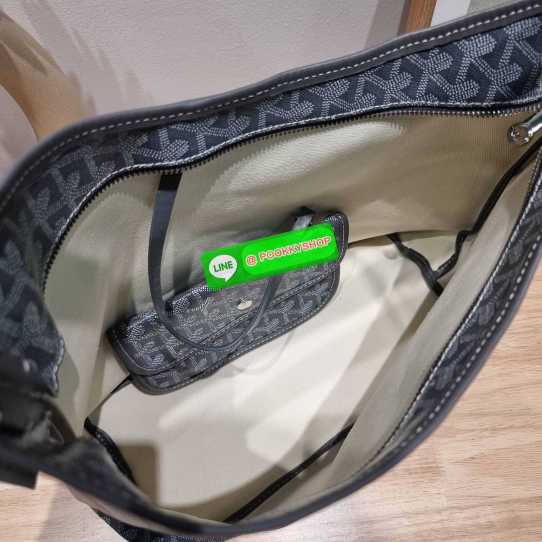 GOYARD BOHEME HOBO BAG ใหม่สุดคุ้ม กับกระเป๋าสะพายทรงโฮโบ ใบใหญ่จุใจ!! มาครบสีขายดี เลิศทุกสี รูปทรงคลาสสิค ดีไซน์เป็นเอกลักษณ์ วัสดุหนังแคนวาสพิมพ์ลายสวยคม ปากกระเป๋ามีซิปเปิด-ปิดกันของหล่นได้ ภายในโล่งกว้างมาก มาพร้อมสายคล้องในตัว ทนทาน สะพายสวยๆได้ทุกว