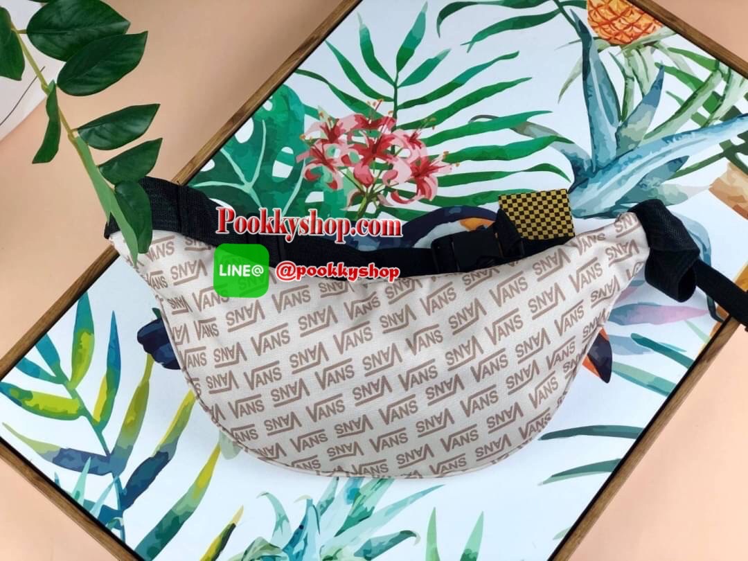 New! กระเป๋าสไตล์คาดอกจาก Vans วัสดุโพลีเอสเตอร์กันน้ำได้เล็กน้อย ทำลวดลายโลโก้แบรนด์ทั้งใบ เปิดปิดแบบซิปที่ด้านหน้า ด้านในมีช้องซิปเล็กให้ 1 ช่อง สามารถใส่กระเป๋าเงินใบยาวและiPhone plus ได้สบายๆค่ะ สายคาดอกปรับสายได้ตามต้องการ มีทั้งหมด 4 สีให้เลือกค่า