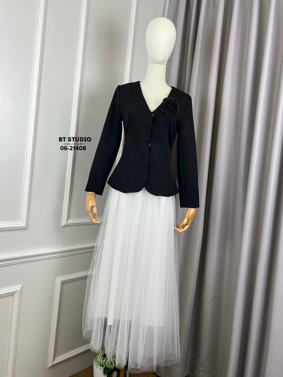 ชุดเซทแฟชั่น เซท 3 ชิ้น เสื้อเบเซอร์แขนยาวแต่งติดแป๊กด้านหน้า มาพร้อมเข็มกลัดโบ แมทซ์กับกระโปรงเอวสูง