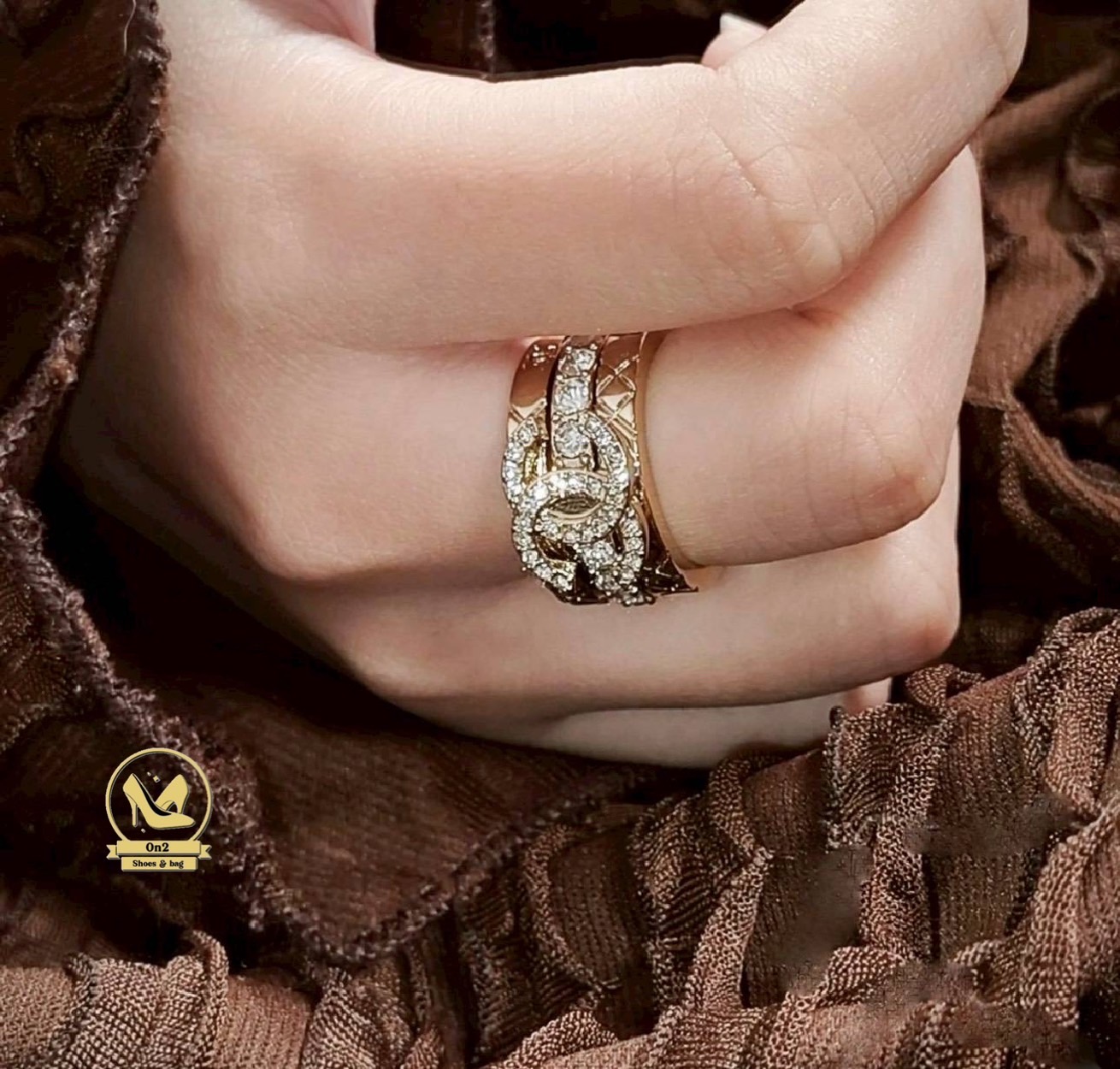 Chanel แหวนแบรนด์เนม อัปลุคสวยแหวนรุ่นฮิต ที่ควรมีไว้ครอบครอง ใส่แล้วปังมากช่วยเพิ่มรายละอียดให้การแต่งตัวของคุณเป๊ะขึ้น 😚งาน Must-Have ที่ต้องมีสักวง