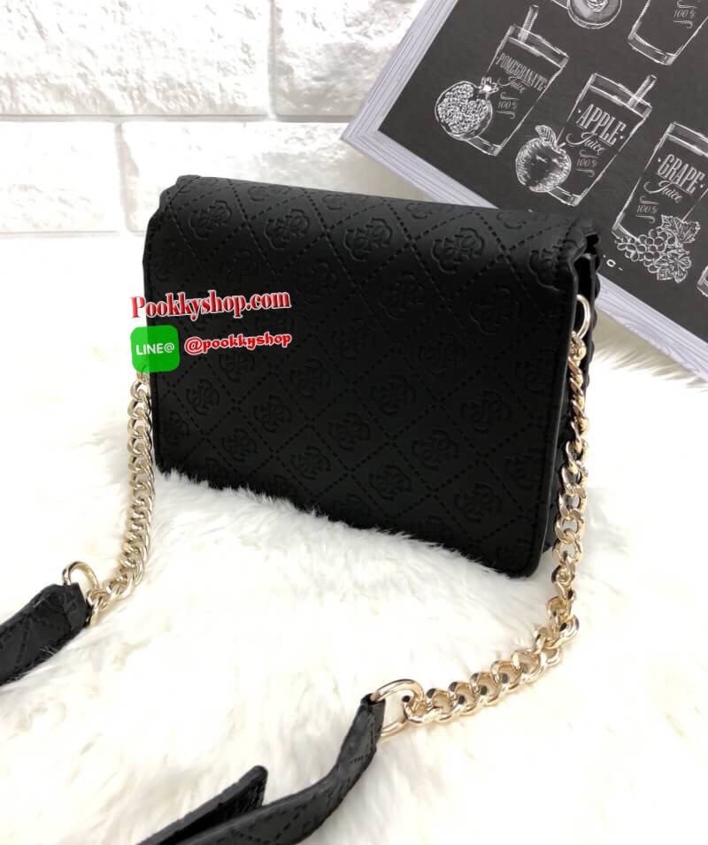 New arrival !!! GUESS Rayna Mini Faux Crossbody Bag 2018 กระเป๋าสะพายข้างหรือแบบครอสบอดี้ร์ได้ ลายหนังปั้มโลโก้แบรนด์ทั้งใบ หนังนิ่มมากกค่ะ!!! ด้านหน้ามีโลโก้แบรนด์ เปิดปิดกระเป๋าแบบกระดุมแม่เหล็ก ภายในโล่ง สมารถใส่มือถือรุ่น plus ได้;ตลับแป้งได้ค่ะ มีช่อ