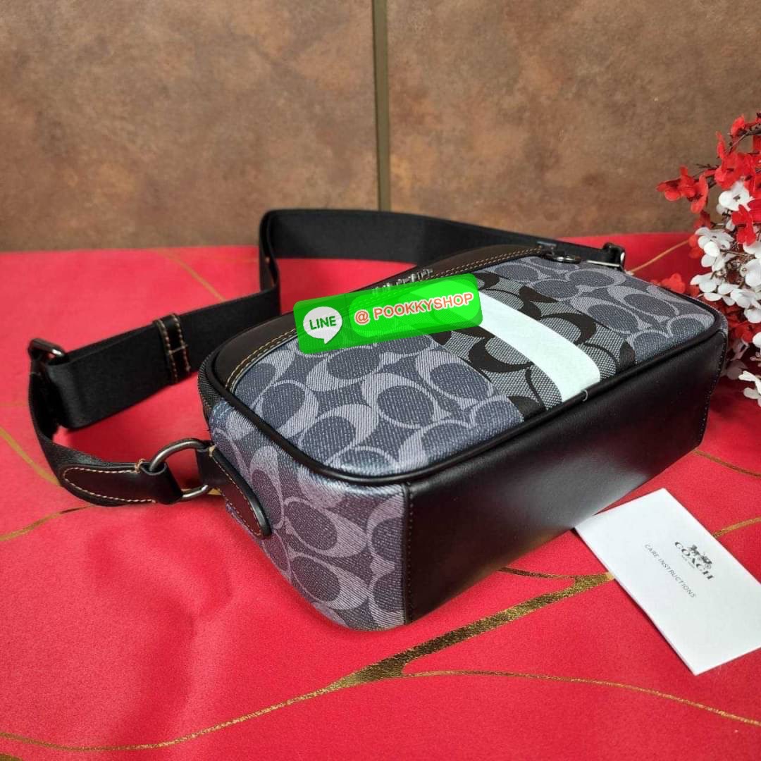กระเป๋าสะพายข้างผู้ชาย COACH Graham Crossbody In Blocked Signature C9965 กระเป๋าผ้าเคลือบซิกเนเจอร์และหนังอย่างดี ภายในกระเป๋าเอนกประสงค์ ปิดซิปคู่ ซับในผ้า กระเป๋าสลิปด้านนอก สายปรับได้ยาว 25 นิ้ว สำหรับสะพายไหล่หรือสะพายข้าง