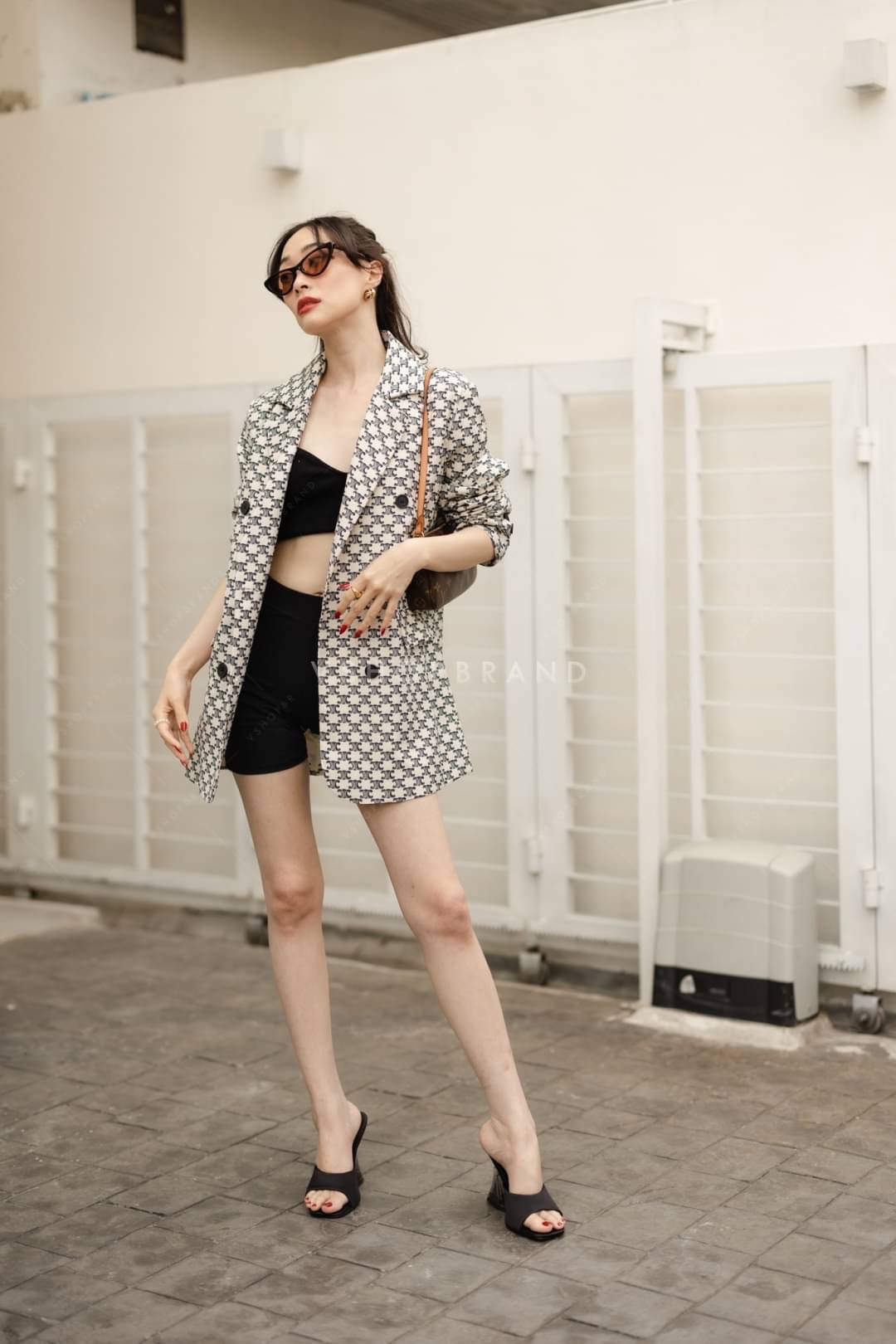 เบลเซอร์สูทสุดชิค ใส่คลุมแมทช์กับอะไรก็ให้ลุคสวย เก๋ เป็นสาวดูมีสไตล์ ด้วยผ้าสูทเนื้อดี รีดอัดกาวขึ้นทรงสวย คัตติ้งเนี้ยบ มีซับใน พิมพ์ลาย สุดปังมากเลยค่ะ งานสวยมากค่ะ