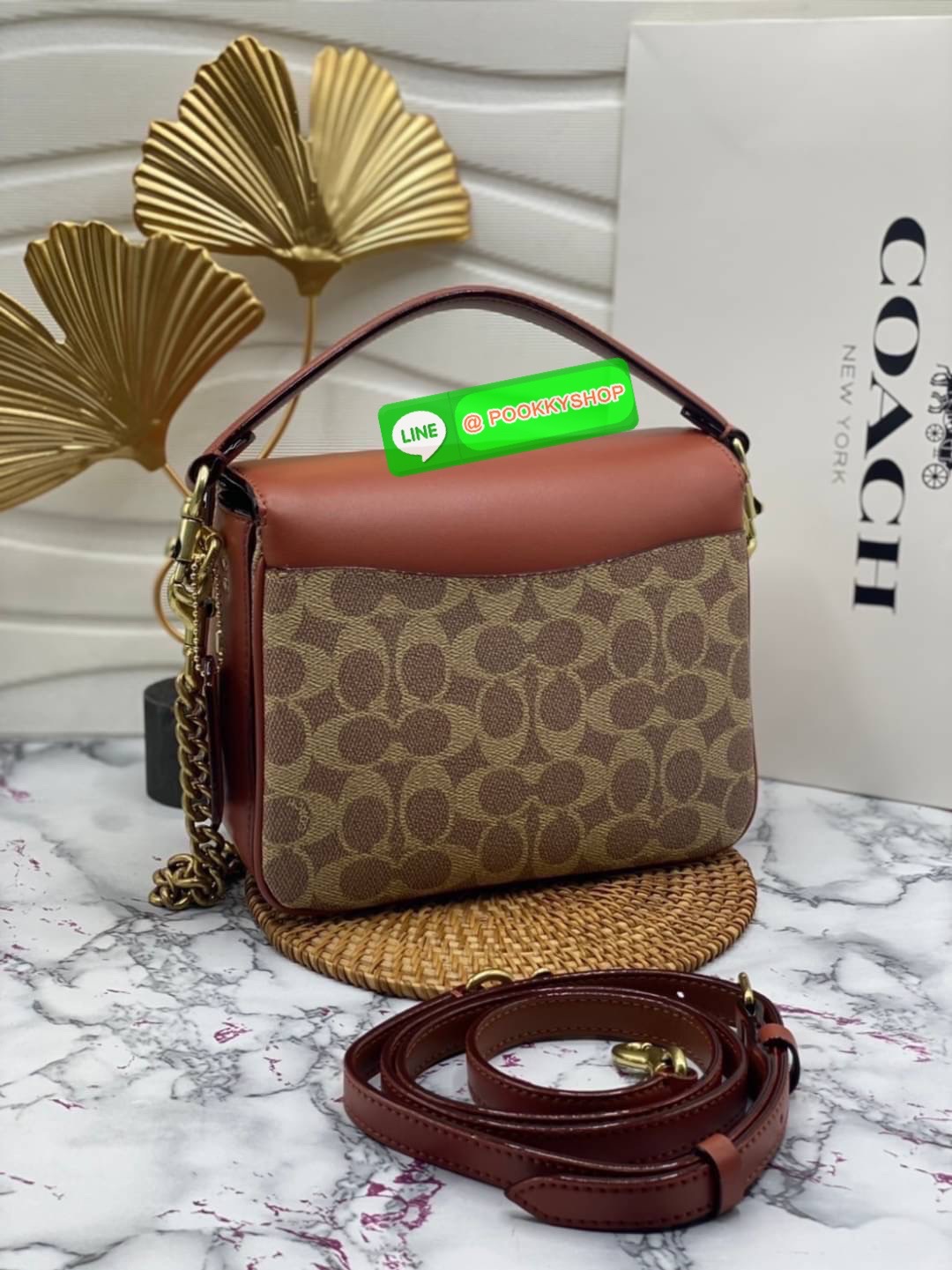 COACH 89089 CASSIE CROSSBODY 19 IN SIGNATURE CANVAS คัมแบ็คแล้วจ้า!! เรียบหรู ดูดี ต้องไอเท็มนี้เลย!! กระเป๋าสะพายข้าง สุดพิเศษ!! มีสายมาให้ถึง 3 แบบ!! สลับใช้แมทช์ตามสไตล์ได้เลย วัสดุหนังแคนวาสสลับหนังแท้ บอกเลยว่าสวยทุกสีนะคอลนี้ เปิด-ปิดด้วยตัวบิดล็อค