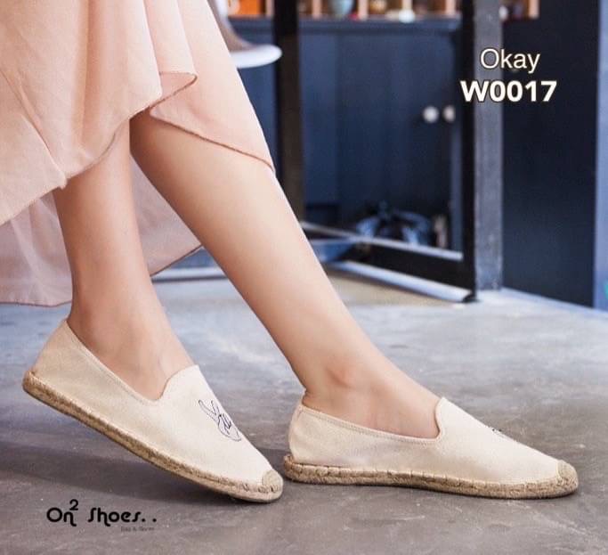 งานมาใหม่พร้อมส่ง คัชชูผ้าใบแคนวาสขอบปอเกาหลี งานดี ทรงสวย ใส่ออกมาดูดีมากค่ะรุ่นนี้ใส่ได้กับทุกชุด จะกระโปรง หรือ กางเกงก็เอาอยู่ค่ะ งานกล่องเกรดดีพื้นกันลื่น