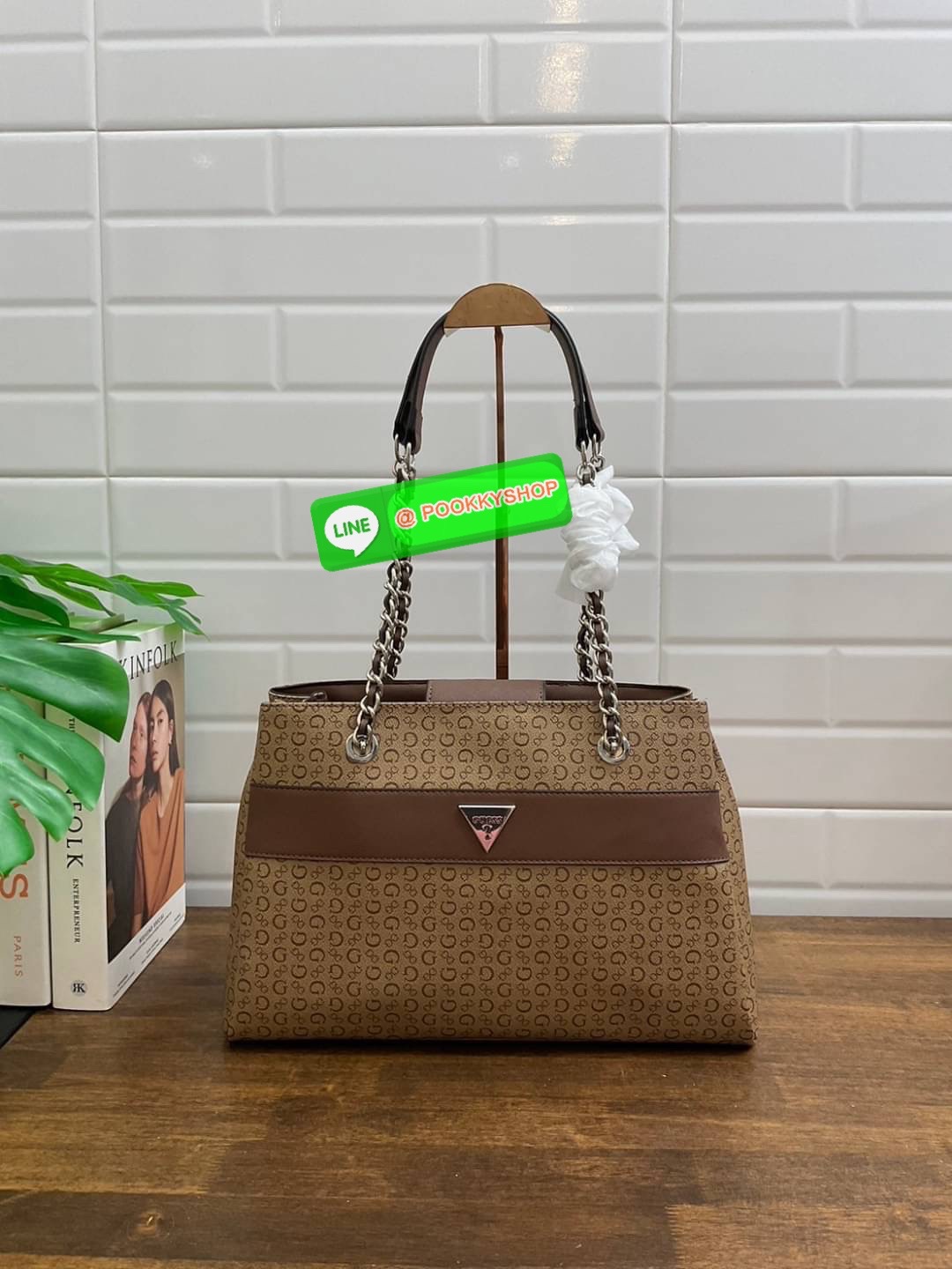 GUESS กระเป๋าสะพายผู้หญิง รุ่น SV859606 VIOLET SATCHEL กระเป๋าถือหรือสะพายสินค้านำเข้าจาก GUESS FACTORY รุ่นยอดนิยม ลายโลโก้ รอบใบ หนัง faux-saffiano หนังคุณภาพดี ตั้งอยู่ทรง สายโซ่ทองต่อหนังสะพายไม่เจ็บไหล่ โลโก้แบรนด์ สวยโดดเด่นที่กระเป๋าด้านหน้า เปิดปิ