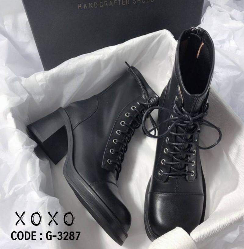 สินค้าพร้อมส่ง บูทรุ่นล่าสุดเข้าแล้วค๊า ของมันต้องมีเลยจร้า งานสวยมาก วัสดุเป็นหนัง PU ด้านหน้สเป็นเชือกร้อยแกะผูกใหม่ได้ได้ชอบ ด้านหลังเป็นซิปรูด ใส่สบายมากขึ้น มีส้นเล็กน้อย น้ำหนักเบา ด้านในบุผ้ากำมะหยี ซับในทั้งคู่ ด้านในนุ่ม ใส่สบาย แมทส์ชุดง่าย ใส่อ