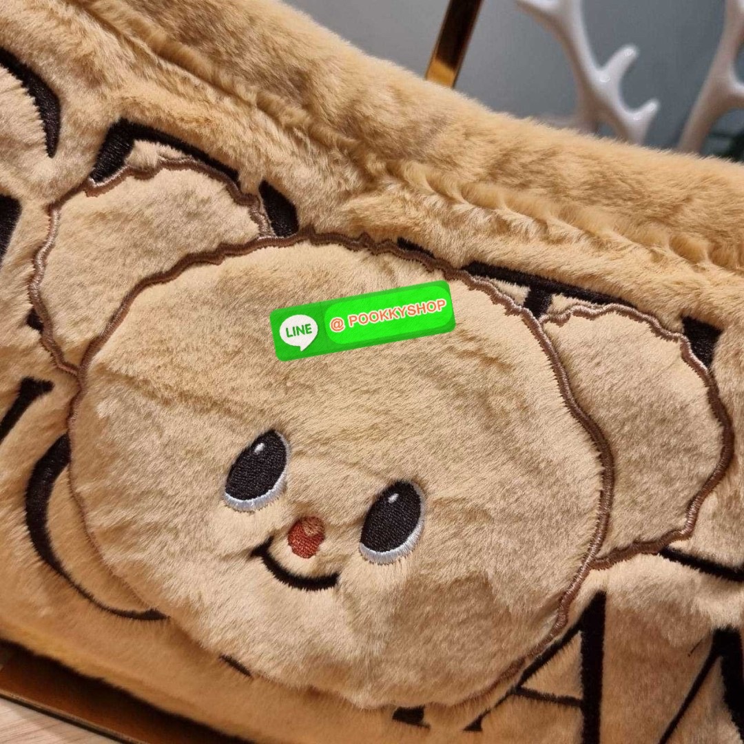 Gentlewoman x Butterbear fluffy dumpling bag 🔆 Details กระเป๋าที่มัมหมีต้องไม่ปล่อยผ่าน น้องหมีเนยน่ารักไม่ไหว และมาในรูปแบบกระเป๋า dumpling สุดฮิต บอกเลยว่าเหมาะกับคริสต์มาสที่จะถึงนี้มาก ดีไซน์น้องหมีเนยโดดเด่น ปากกระเป๋าสามารถรูดเก็บทรงได้ และม