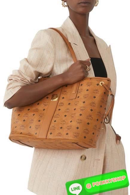 Mcm Liz Reversible Shopper in Visetos ขึ้นชื่อว่าเป็นกระเป๋าช็อปเปอร์ แน่นอนว่า จะต้องเหมาะสำหรับสาว ๆ ที่ชอบพกสัมภาระเยอะ ซึ่งรุ่นนี้ไม่ใช่แค่เพียงให้พื้นที่จุของกว้างขวางเท่านั้น แต่ยังออกแบบดีไซน์และรูปทรงให้มีความยืดหยุ่น มีหูรูดด้านข้างที่สามารถปรับร