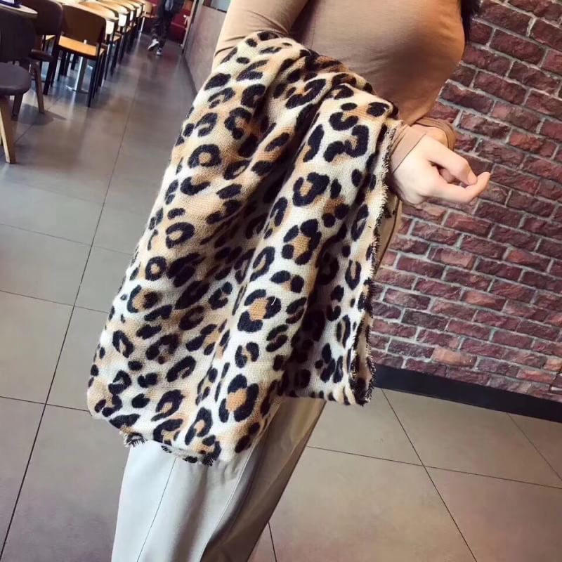 Brand: No Brand ผ้าพันคอลายเสือ 🔥 เสือต้องมา in trend กับแฟชั่นลายเสือ 🔥 ผ้าคลุมไหล่ ผ้าพันคอ ขนาดใหญ่ ทอลายเสือ ลายชัด ลายคมกริบ เนี๊ยบสุดๆ เนื้อผ้าในผืนเดียวกัน สีสวยคลาสสิค เนื้อผ้าหนา เนื้อนุ่ม อุ่นสุดๆ เนื้อผ้าผสมขนสัตว์ หนาวนี้ห้ามพล