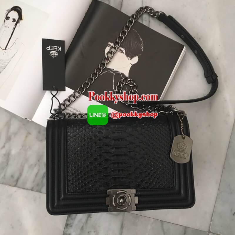 สินค้าขายดี มากี่รอบๆ ก้อหมดเกลี้ยง ทางร้าน ได้กระเป๋า จากแบรนด์ KEEP ทรงเดียวกับ Chanel boy เลย รุ่น KEEP shoulder Luxury small chain bag สวย หรู เท่ มากๆ เลยน๊า กระเป๋าอยู่ทรง ลายหนังจรเข้ สวยงามมากคะ สายโซ่ มีที่รองไหล่ สะพายสบายคะ สายปรับ สั้น ยาวได้ค