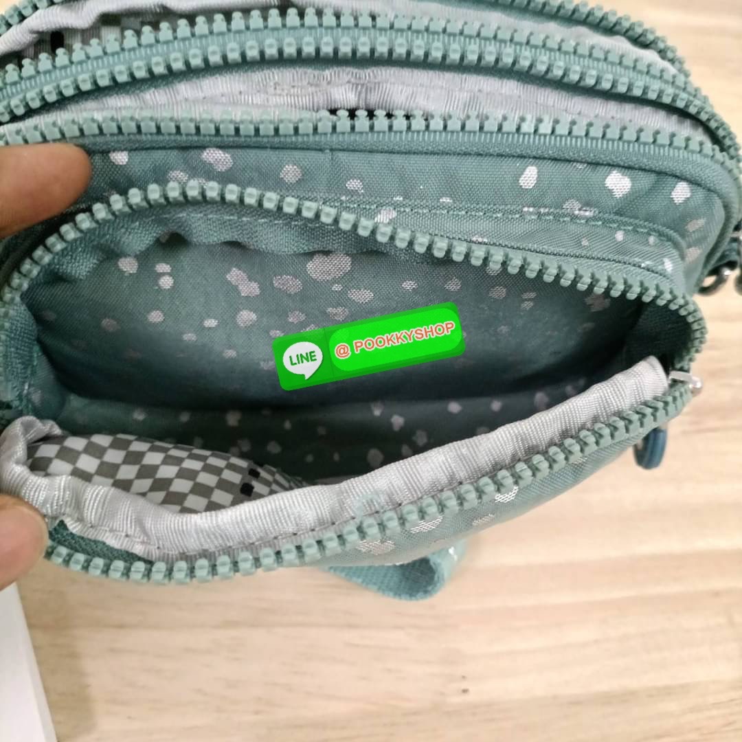 KIPLING Monkey program Seoul up clutch & sling bag รุ่น 2 ซิป (ขนาด 7 นิ้ว) กระเป๋าคล้องมือ หรือ สะพายข้าง ขนาดเล็ก วัสดุ Nylon & Polyester 100% ใช้งานได้ 2 รูปแบบ มีสายสลับเปลี่ยนได้ทั้งแบบคล้องมือ และ สะพายข้าง ตามโอกาสการใช้งาน