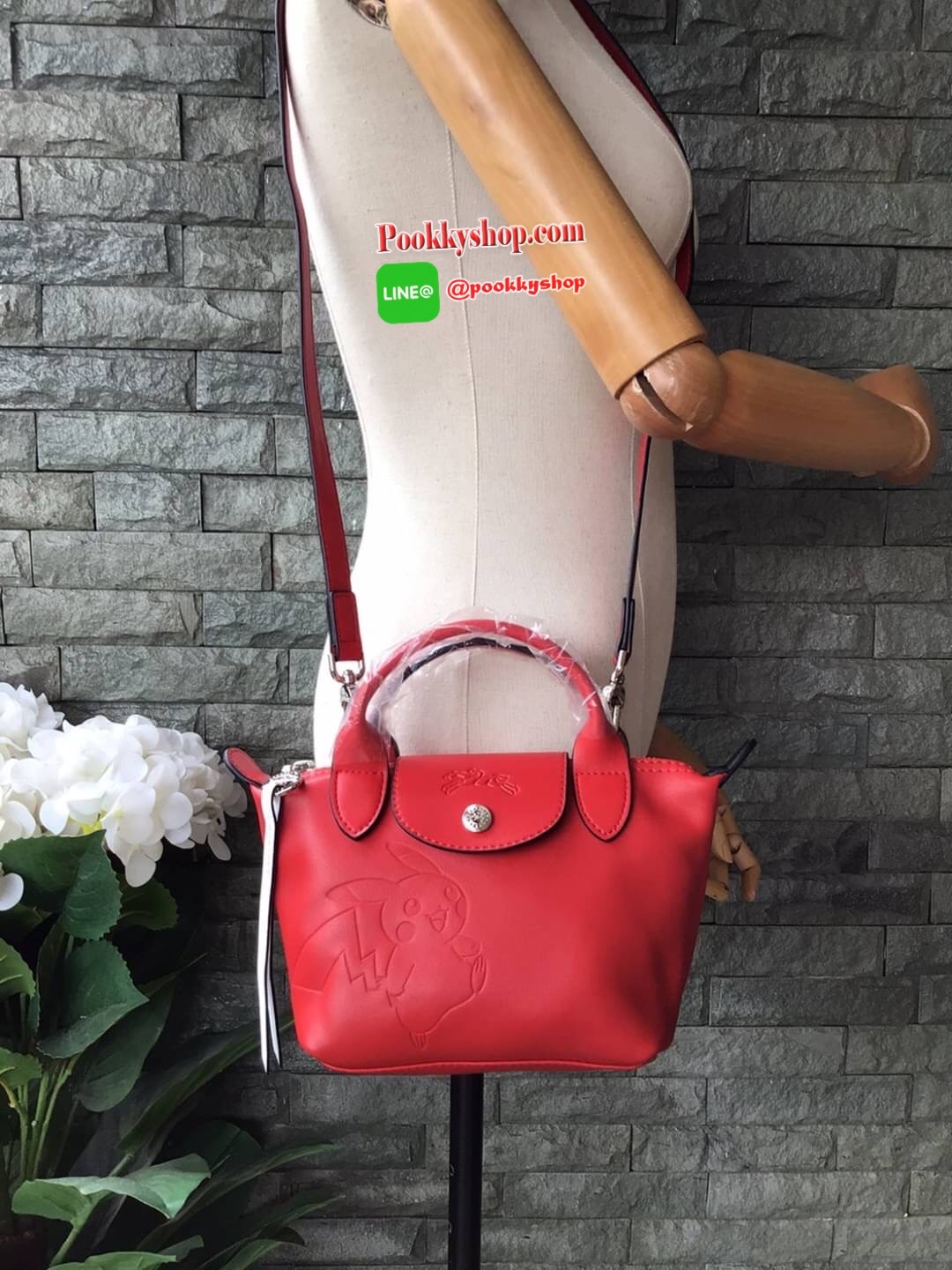 🚚 พร้อมส่ง 🚚 LONGCHAMP X POKE’MON TOP HANDLE BAG XS ขนาด มินิ รุ่น 1500 Collection LE PLIAGE CUIR Fall/ Winter เรียบหรูอย่างฝรั่งเศสกับความน่ารักคาวาอิแบบญี่ปุ่นมาผสม ซึ่งจะเป็นการนำเอาลวดลายพิคาชูมารังสรรค์ลงในกระเป๋าสุดคลาสสิกของแบรนด์ ก