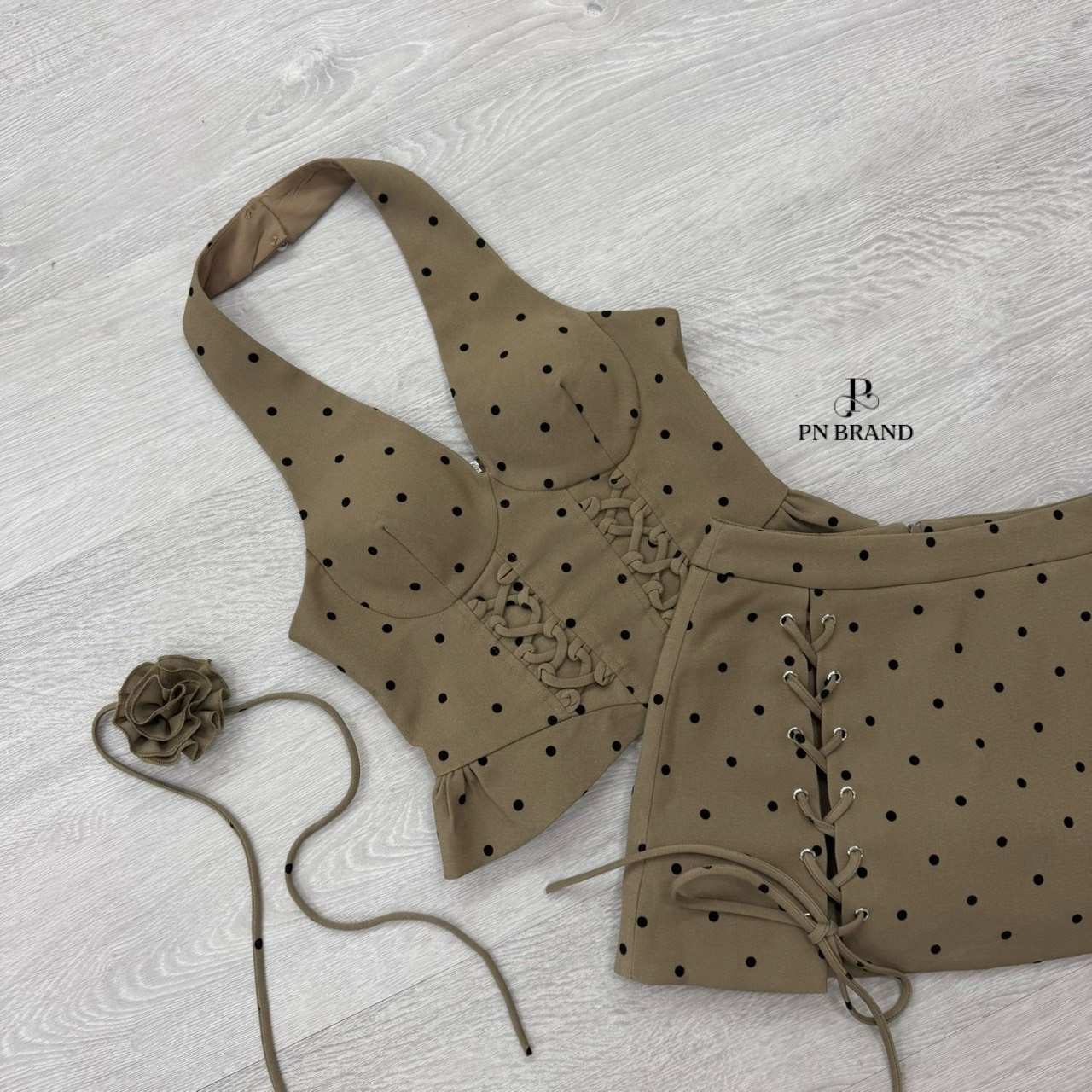 ชุดเซทแฟชั่น เซต 2 ชิ้น (เสื้อคล้องคอมีโชคเกอร์ + กระโปรงกางเกง) ชุดโทนสีน้ำตาลมะฮอกกานี