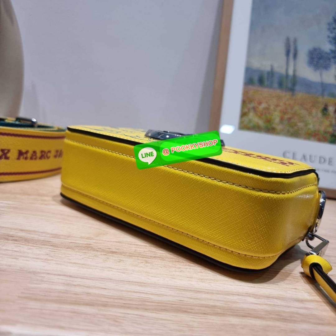 PEANUTS × MARC JACOBS THE SNAPSHOT CROSSBODY BAG คอลเลคชั่นแสนคิวท์ ที่ยกขบวนเหล่าซุปตาร์การ์ตูนมาให้แบบจัดเต็ม กับไอเท็มยอดฮิตที่โดดเด่นเป็นเอกลักษณ์ กระเป๋าสะพายข้างสุดปัง ดีไซน์ลายพรินท์แก๊งค์การ์ตูนสุดฮอต เรียกได้ว่าไม่ซ้ำใคร!! วัสดุหนังวัว สวยอยู่ทรง