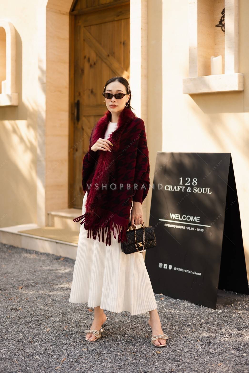 เสื้อคลุมแขนยาวลายชิโน แต่งขนเฟอช่วงคอ ช่วงปลายแต่งพู่ งานสวยแพงให้ลุคมาดามสาวท่านหนึ่ง ผ้าคลุมนิ่มเวอร์ ใส่สบาย รีบจับจองเป็นเจ้าของได้เลยจร้า