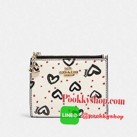 COACH 91058 SNAP CARD CASE WITH CRAYON HEARTS PRINT กระเป๋าสตางค์เก็บบัตร ลายปริ้นท์หัวใจเพ้นท์ ♥️ น่ารักน่าใช้ วัสดุหนังแคนวาสเคลือบ เปิด-ปิดด้วยกระดุม ภายในมีช่องใส่บัตร และใส่ธนบัตรได้ พร้อมช่องซิปแยกใส่เหรียญได้อีก พกพาง่าย สะดวก ไม่กินพื้นที่ก