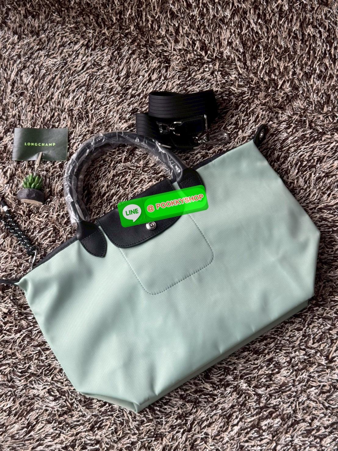 Large 💕Longchamp LE PLIAGE ENERGY L HANDBAG LE PLIAGE รีไซเคิล ECONYLสไตล์สปอร์ต ทันสมัย และใช้งานได้จริง น้ําหนักเบา กระเป๋าใบนี้เป็นเครื่องประดับที่มีเสน่ห์ในอุดมคติที่จะติดตามคุณในทุกกิจกรรมยามเย็นของคุณ มาพร้อมกับสายสะพายไหล่ปรับได้ สามารถพกพา