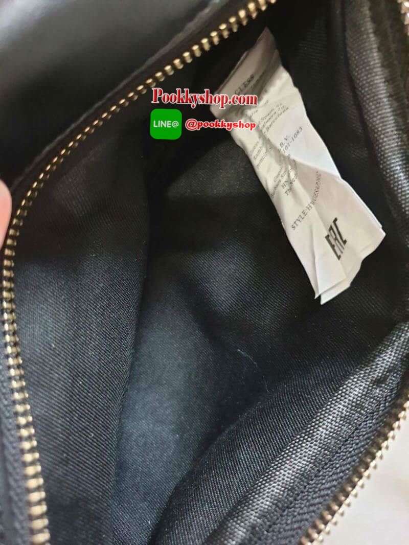 GUESS GESABEL GYM FANNY PACK กระเป๋าหนังคาดเอว/อก ด้านหน้าปั๊มโลโก้แบรนด์ทรงสามเหลี่ยม ตัวกระเป๋าเปิดปิดด้วยซิปใช้งานง่าย มี 2 ช่องซิป มีลูกเล่นซ่อนซิปหน้าคาดปิดด้วยสายพิมพ์โลโก้ ภายในกระเป๋าโล่งกว้าง สามารถใส่มือถือได้ทุกรุ่น จุของได้เยอะ รับรองถูกใจสาวๆ