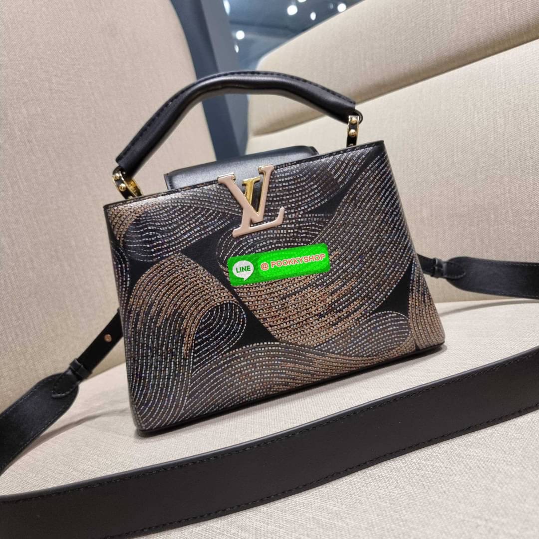 NEW IN!! LV capucines top handle วีไอพีพรีเมี่ยมกิ๊ฟจากเคาน์เตอร์ ที่สุดของความสวยในราคาเบาๆ กระเป๋าถือสุดหรู ดีไซน์ทรงคลาสสิค พร้อมลวดลายหรูหรา มาพร้อมหูจับในตัว ด้วยรูปทรงวินเทจและวัสดุหนังแท้ ขับผิว ทำให้ไอเท็มนี้สะกดทุกสายตาจริงๆ และยังมีลูกเล่นที่ฝาป