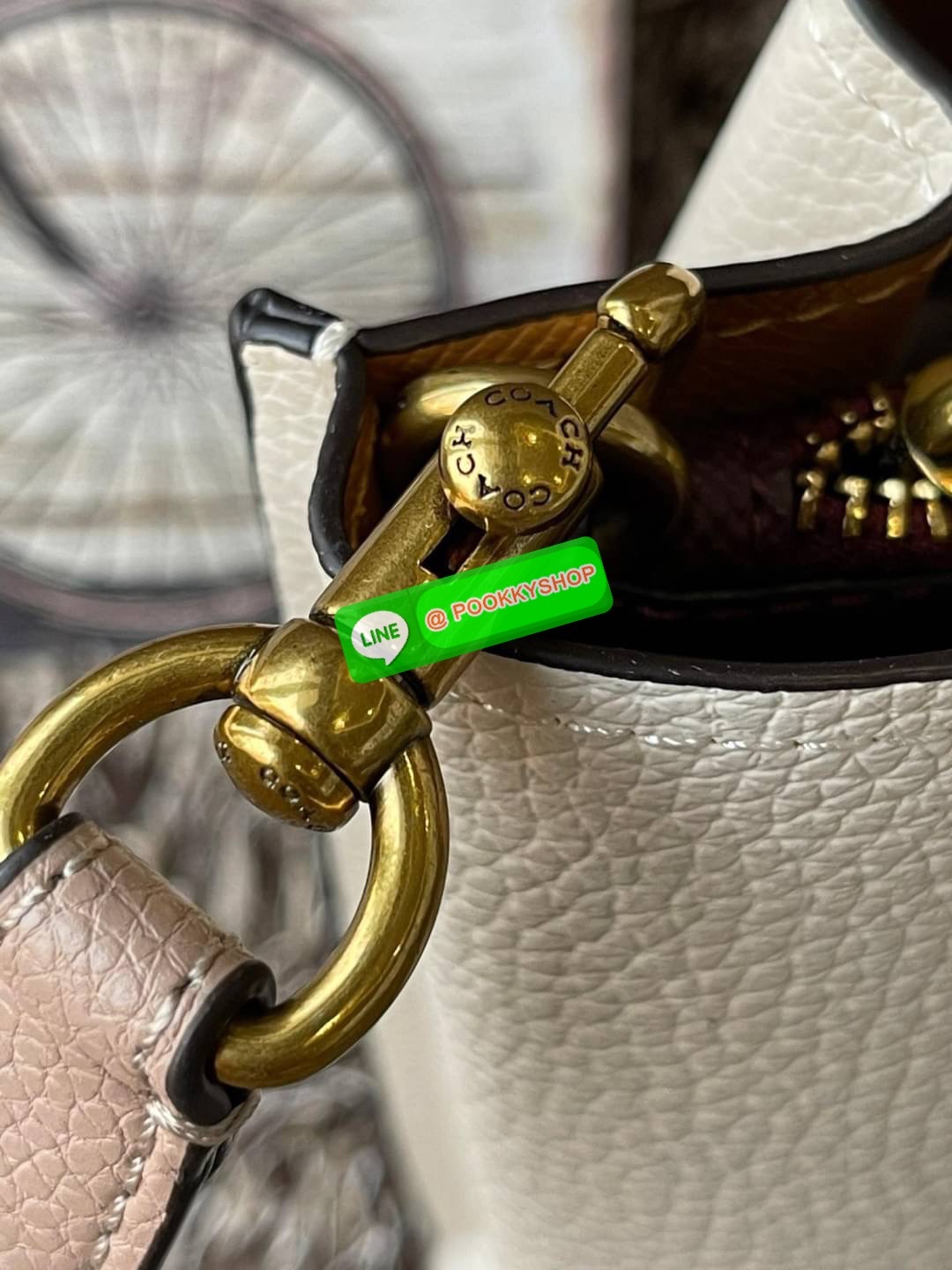 Coach Willow Tote 24 In Signature Canvas หากคุณชื่นชอบกระเป๋า Tote แล้วล่ะก็ เราเชื่อว่ากระเป๋าใบนี้จะต้องโดนใจคุณอย่างแน่นอน กระเป๋า Coach ด้วยรูปทรงสี่เหลี่ยม อยู่ทรงตั้งสวย การตัดเย็บทำจากหนัง Canvas ขนาดที่พอเหมาะ เมื่อถือแล้ว ไม่ทำให้ดูใหญ่เทอะทะจนเก