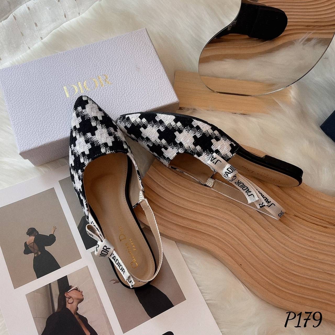 พร้อมส่ง มาใหม่ค่ะ รองเท้าคัทชูทรงหัวแหลม D ior ผ้าทอลาย ชิโนริ ลายใหม่ล่าสุด ตัวสายด้านหลัง เป็นรัดส้นตัดต่อยางยืด ทำให้สวมใส่ง่าย ไม่ขาด แข็งแรง ทรงสวยเก็บหน้าได้ดี ผ้านิ่มซับหนังนิ่มด้านในอีกชั้น คือน่ารักมาก ไม่ไหว เกินต้านสุดๆเลยค๊า