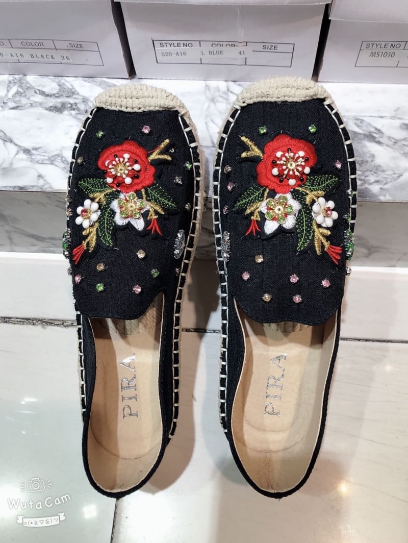 พร้อมส่งเลยจ้า slip on shoes งานสวยๆพร้อมเสิร์ฟจ้า ตัวนี้ห้ามพลาด ร้องเท้าslip on งานปัก(ดอกไม้)))ดอกไม้ ปักเพชร งานสวย แม่ค้าคอนเฟริม ห้ามพลาดเลยจ้าตัวนี้แนะนำ อย่าช้ารีบเลย