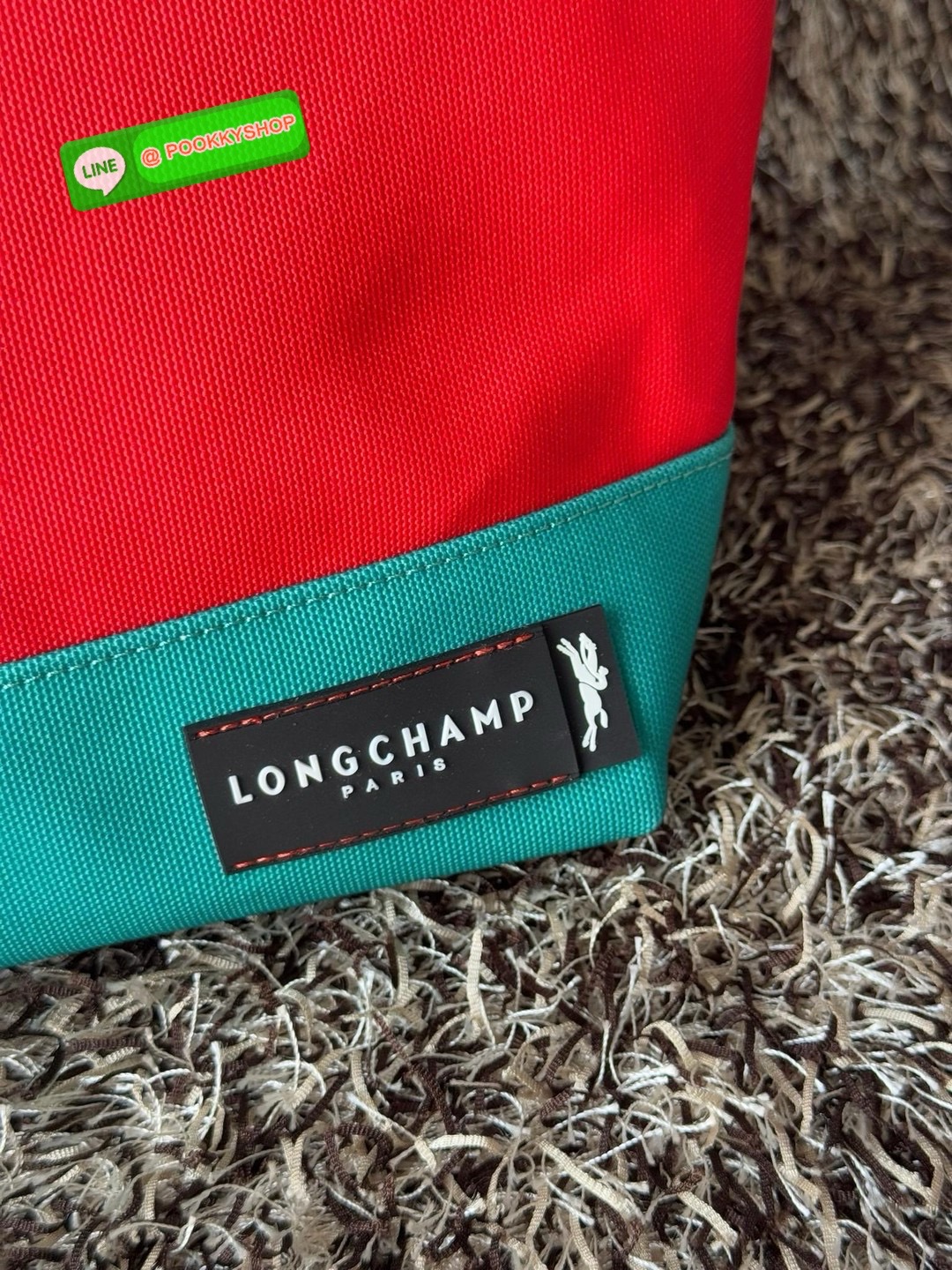 Longchamp Neo s Adjustable เป็นกระเป๋าสไตล์สปอร์ต ทันสมัย และใช้งานได้จริง น้ําหนักเบา กระเป๋าใบนี้เป็นเครื่องประดับที่มีเสน่ห์ในอุดมคติที่จะติดตามคุณในทุกกิจกรรมยามเย็นของคุณ มาพร้อมกับสายสะพายไหล่ปรับได้ สามารถพกพาได้ ทั้งแบบถือและสะพาย เหมาะสําหรับใช้ใ