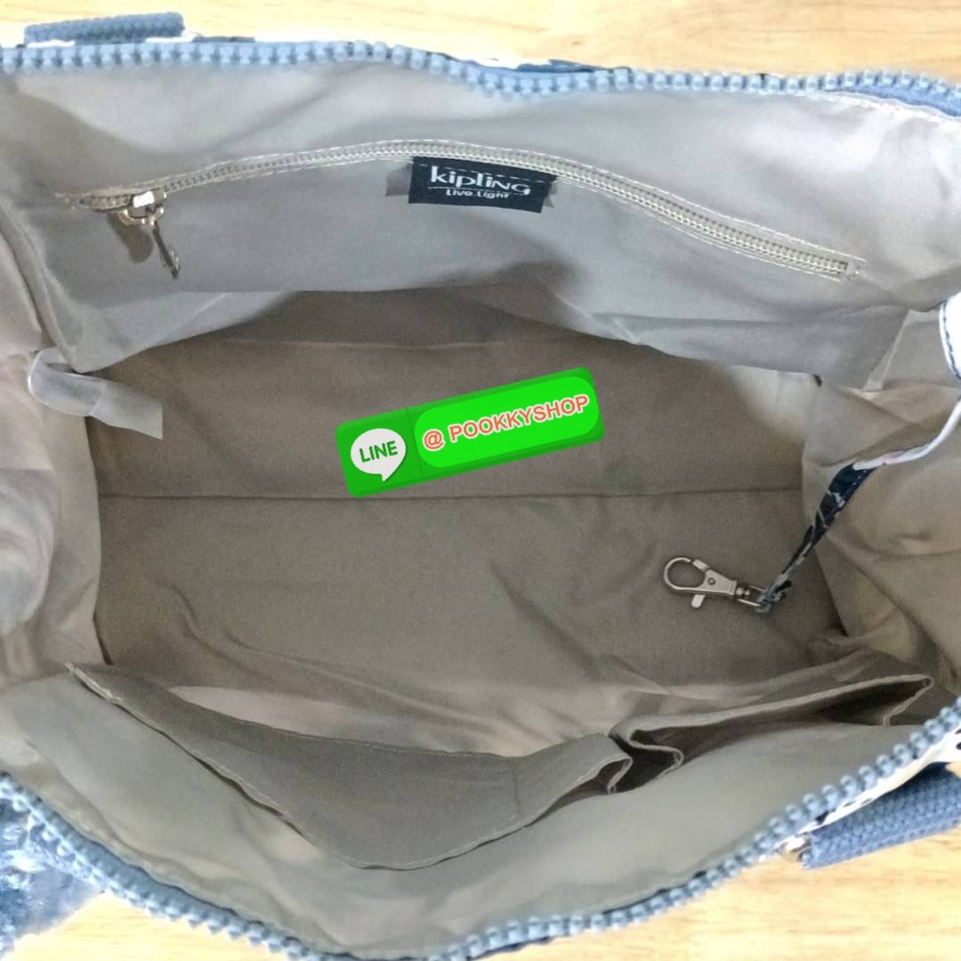 KIPLING AMIEL Medium Handbag กระเป๋าถือหรือสะพาย วัสดุ Nylon + Polyester ช่องหลักเปิด-ปิดด้วยซิป โล่ง กว้าง สามารถจุของได้เยอะ ด้านในมีช่องใส่ของทั้งซ้ายและขวา ด้านหลังมี ช่องลึกอีก 1 ช่อง พร้อมสายสะพายยาวปรับได้ free size เหมาะกับวันไปทำงาน วันสบายๆ สามา
