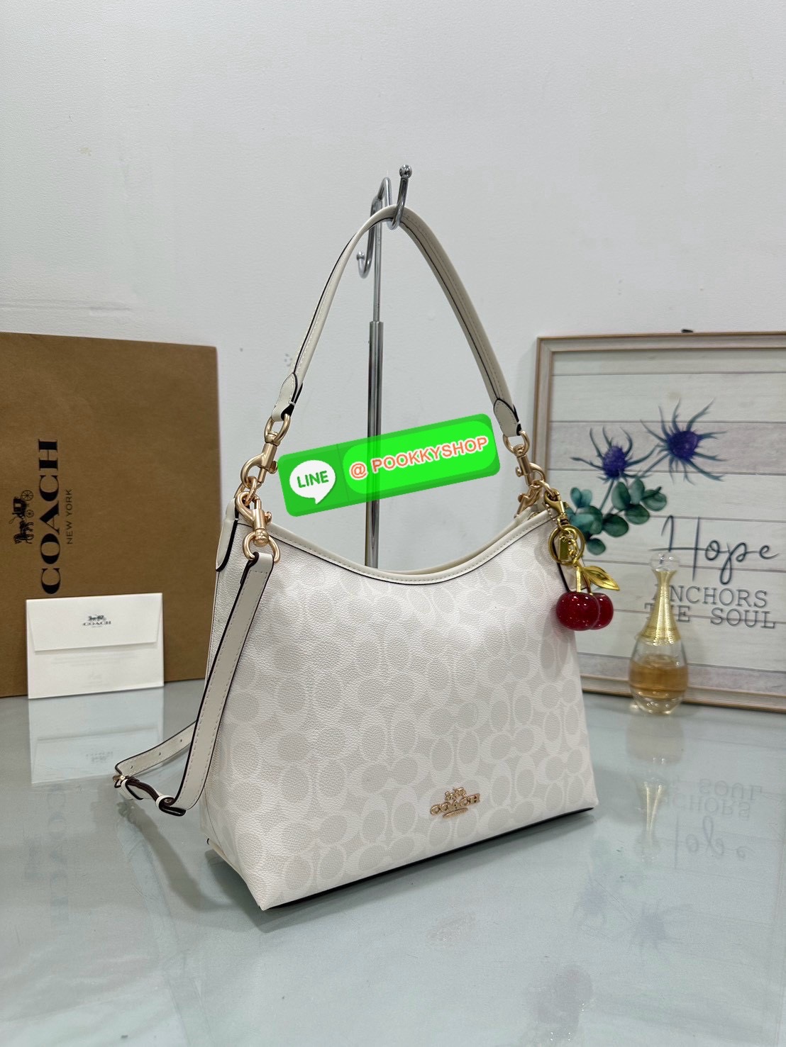 Coach CV975 Studio — รุ่นสะพายไหล่ที่เบา เรียบ แต่หรูทุกมุมตา 🤍 ลาย C สุดคลาสสิกตัดขอบหนังโทนหรูละมุนแต่ไม่กลืน ใส่ของได้เยอะ สะพายแล้วทรงสวยตั้ง ไม่ยวบ สายสะพาย 2 แบบ เลือกได้ตามสไตล์ สะพายไหล่ก็โก้ สะพายข้างก็มั่นใจ ใครกำลังหากระเป๋าสะพายที่ถือไ