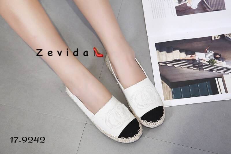 สินค้าพร้อมส่ง มาใหม่จ้าา รองเท้าคัชชูงานฮิตมากๆจ้า งานผ้าดีไซน์ทันสมัย มาแรงสุดๆจ้าา สวมใส่สบาย ใส่ได้ทุกวันเลยจ้าา มี 3 สีน้าา ชิวๆ ชิคๆ รีบจองเลยจ้า