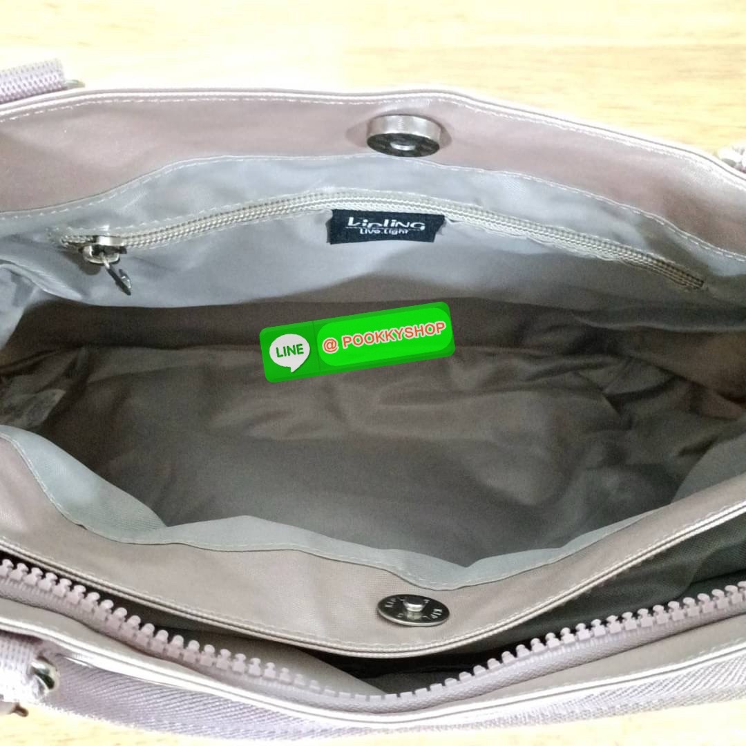 KIPLING Caralisa bag กระเป๋าถือหรือสะพาย วัสดุ Polyester เคลือบผิวกันน้ำ รุ่นใหม่จสก kipling เหมาะสำหรับวันทำงาน หรือ ใช้สะพายในชีวิตประจำวัน สามารถใส่กระดาษ A4 หรือ Ipad /Tablet ได้ถึง 11 นิ้ว