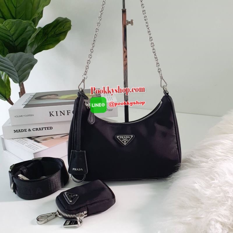 พร้อมส่งรุ่นใหม่ กำลังมาแรงมากค่ะ กับแบรนด์ PRADA ใบเดียวคุ้มมากค่ะ อุปกรณ์ ครบชุด ซื้อ1ได้ถึง3ไอเท็ม ทั้งสายยาว และกระเป๋าใส่เหรียญ และป้ายแท็คหนัง อย่างดี อะไหล่ปั้มแบรนด์แท้ทุกจุด วัสดุทำจากผ้า Nylon อย่างดี กันน้ำได้ อยู่ทรงสวย สามารถใส่กระเป๋าตังค์ใบ