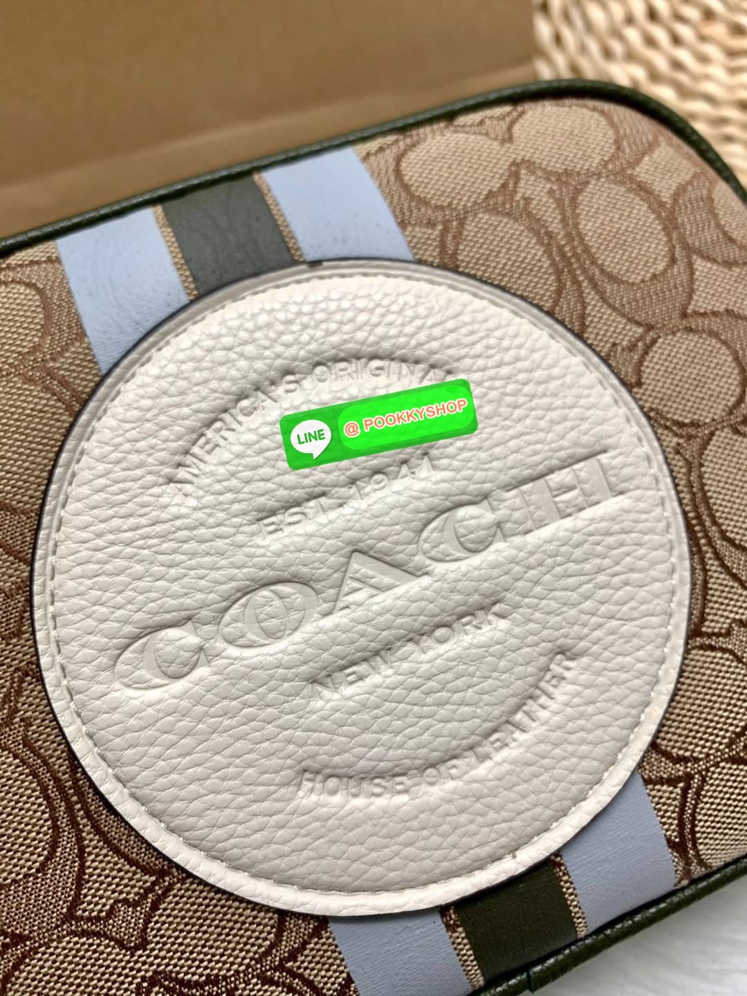 New arrival! 🌈รุ่นใหม่ห้ามพลาดค่ะ! Coach Dempsey Camera Bag In Signature Jacquard With Stripe And Coach Patch ((1912)) พร้อมส่งที่ไทย! กระเป๋าสะพายครอสบอดี้ร์กรือสะพายข้างได้ วัสดุJacquard+หนังแท้ สวยงามมากๆค่ะ ด้านหน้ามีป้ายวงกลมหนังโลโก้แบรนด์ เ