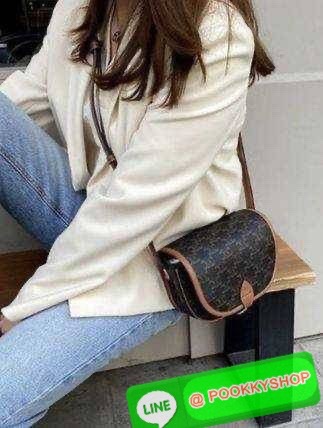 🔆 Model CELINE FOLCO SHOULDER BAG IN TRIOMPHE CANVAS 🔆 Details รุ่นยอดฮิต ขายดีไม่มีตก กับกระเป๋าสะพายข้าง ทรงสวยโดดเด่นเป็นเอกลักษณ์ ดีไซน์โค้งมนสวยงาม เปิด-ปิดกระเป๋าด้วยสายหนัง สายสะพายในตัว ปรับได้ ภายใรเป็นช่องโล่ง แบ่งสัดส่วนไว้อย่าง
