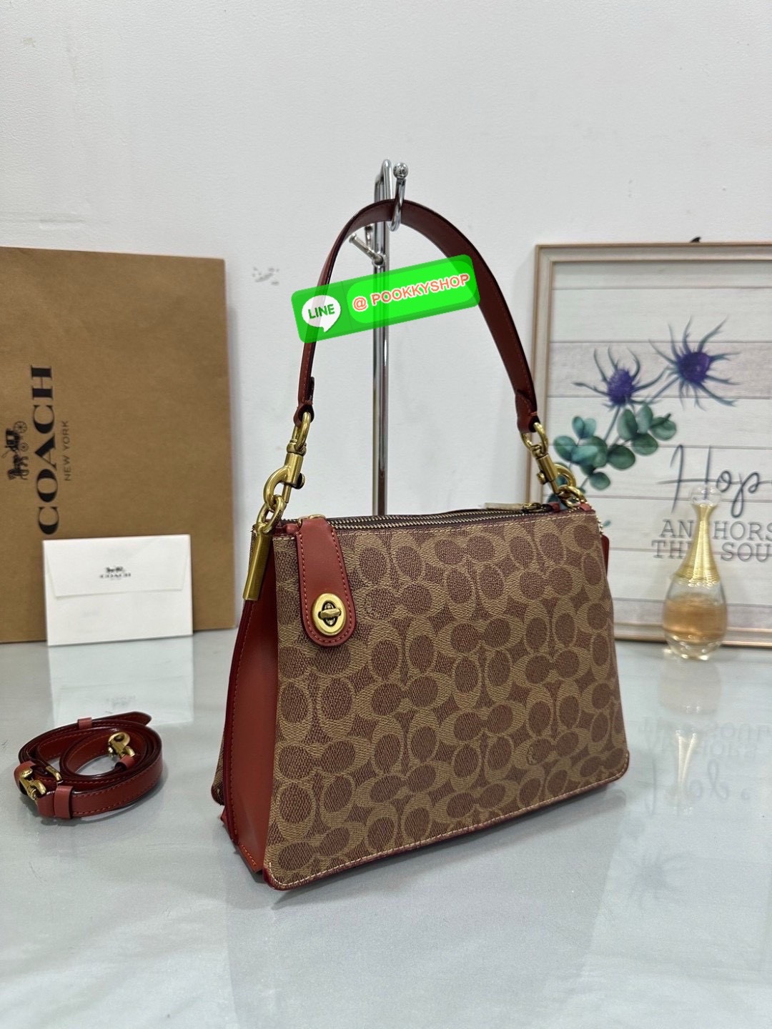 Coach C0698 เรียบแต่เฉียบทุกองศา ความคลาสสิกที่แฝงไว้ด้วยกลิ่นอายความเท่ ดีไซน์ทรงเหลี่ยมจับถนัดมือ ใส่ของจำเป็นได้ครบ เหมาะกับวันทำงาน หรือวันเดินเล่นสบาย ๆ ถือลุคคุณหนู หรือสะพายแบบสาวชิคก็ลงตัว