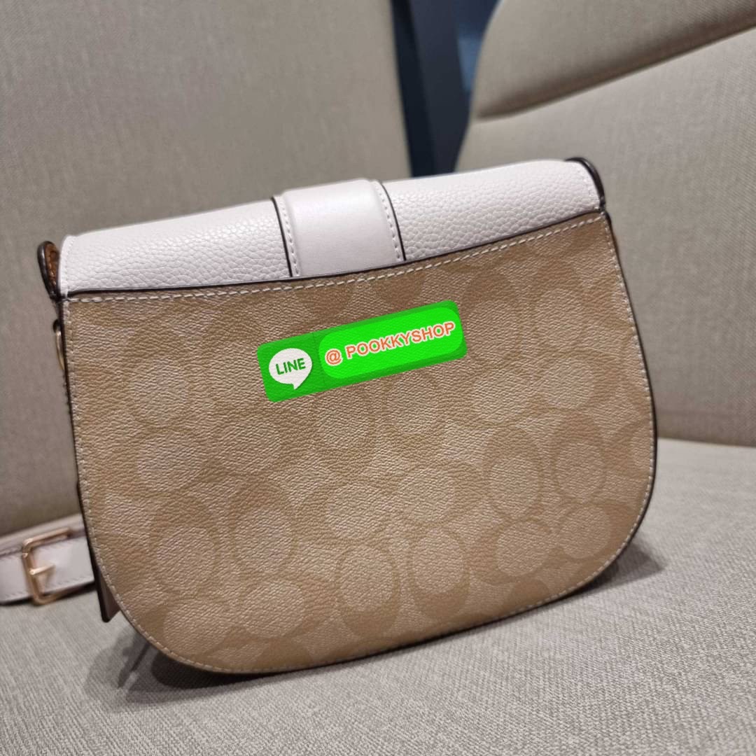 COACH C3593 GEORGIE SADDLE BAG IN COLORBLOCK SIGNATURE CANVAS WITH RIVETS ยกระดับความหรูให้กับตัวเองกันหน่อย ด้วยกระเป๋ารุ่นนี้!! ครอสบอดี้ที่ดีไซน์หรู อัพเลเวล ในราคาที่จับต้องได้ วัสดุหนังแคนวาสเคลือบสลับหนังเรียบ พิเศษไปอีกตกแต่งขอบด้วยหมุด เพิ่มดีเทลก
