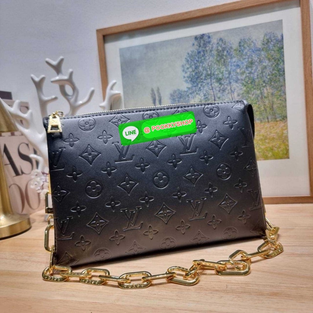 LV coussin pm bag 🔆 Details กระเป๋าสะพายกึ่งคลัชท์ สุดล้ำ ดีไซน์ใหม่ สีลิมิเต็ด ล่าสุดจากเคาน์เตอร์ duty free มาแรงมาก ด้วยความสวยปังตั้งแต่แรกเห็น มาพร้อมสาย 2 เส้น สวยลัคชูแบบสับๆ มีสายโซ่ที่มีดีเทลละเอียดไม่ซ้ำ และสายสปอร์ตครอสบอดี้ ที่จะคล้องไ